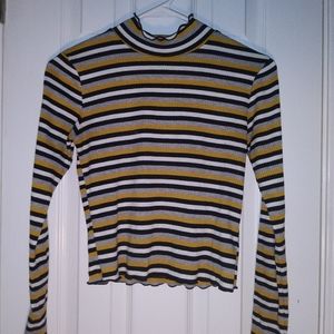 Yellow, black and white long sleeve ruffled turtle
